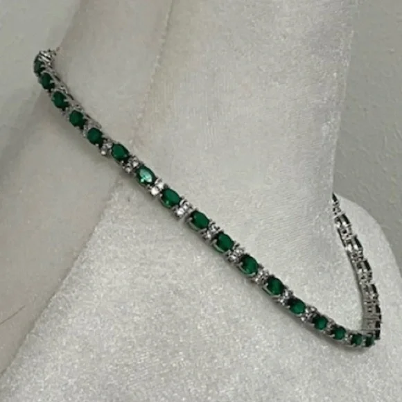 NWT Elegant Green & White Cubic Zirconia Necklace 16 inches - Picture 4 of 8